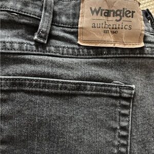 40W x 29L Wrangler Men's Black Relaxed Fit Jeans